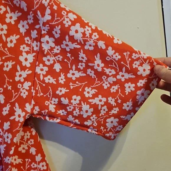 Lularoe Coral and White Floral Short Sleeve High Low Tunic Top. In EUC - Picture 3 of 5